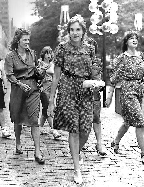 Des femmes de sortie pour déjeuner à Faneuil Hall Marketplace, Boston.