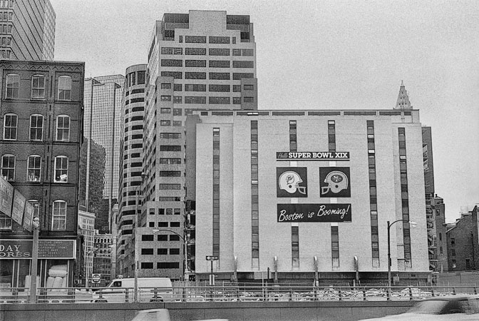 Le parking de Fort Hill Square à l’angle de Purchase Street et Oliver Street dans le quartier financier quelques minutes avant sa démolition, janvier 1985.