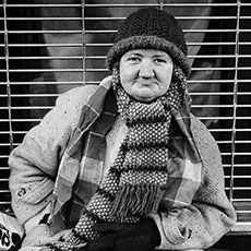 Une femme sans domicile fixe sur Tremont Street, Boston.