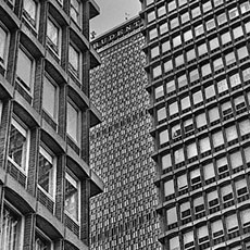 La Prudential Tower et deux immeubles d’appartements.