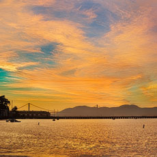 Un coucher de soleil sur la baie de San Francisco et les montagnes Marin.