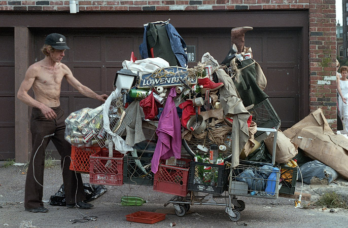 Un homme sans domicile fixe en train d’organiser ses affaires à Boston.