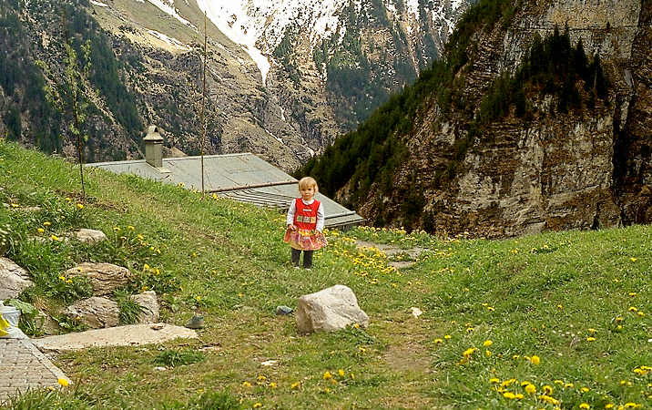 Heidi lever på inne om Schweizisk Alperna