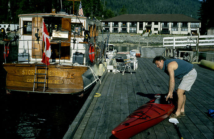 Préparation d’un kayak au gîte d’Eagle Nook Wilderness, île de Vancouver, Colombie-Britannique.