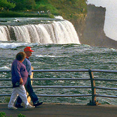 Besökaren njuta av den gå över Amerikanen Faller i Niagara Faller USA