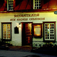 Des restaurants comme Aux Anciens Canadiens offrent un accueil chaleureux et proposent la cuisine traditionnelle du Québec. 