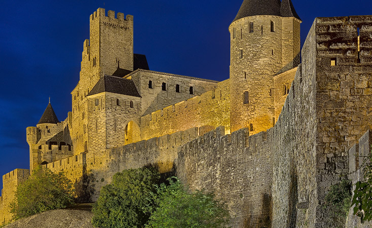 La porte de l’Aude de la Cité de Carcassonne la nuit.