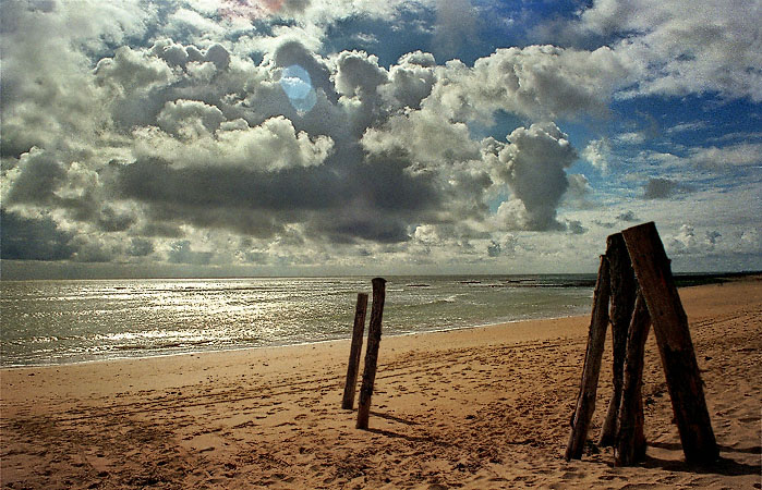 Des nuages impressionnants sur une plage de l’île d’Oléron.