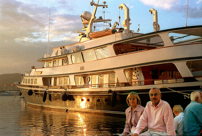 Un yacht luxueux dans le port de Saint-Tropez.