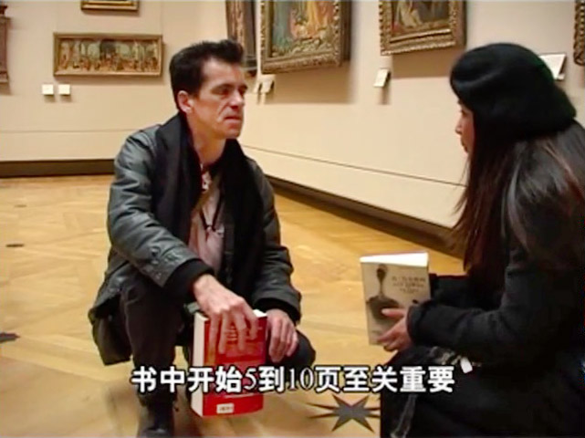 David Henry expliquant une scène du Da Vinci Code qui se déroule au musée du Louvre.