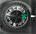 La mollette de mode d’exposition sur un Nikon D90: PSAM, les modes scène, mode vert et mode san flash.