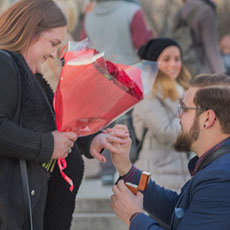 Alex Morton en train de demander mariage à sa petite amie dans la place du Trocadéro.