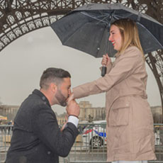 Manny Sagot asking his girlfriend’s to marry him next to the Eiffel Tower.