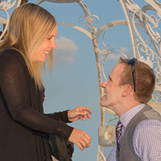 Nik Zgraggen en train de demander mariage à sa petite amie sur le pont Alexandre III.