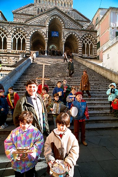 Des enfants devant le Duomo Sant’ Andrea à Amalfi.