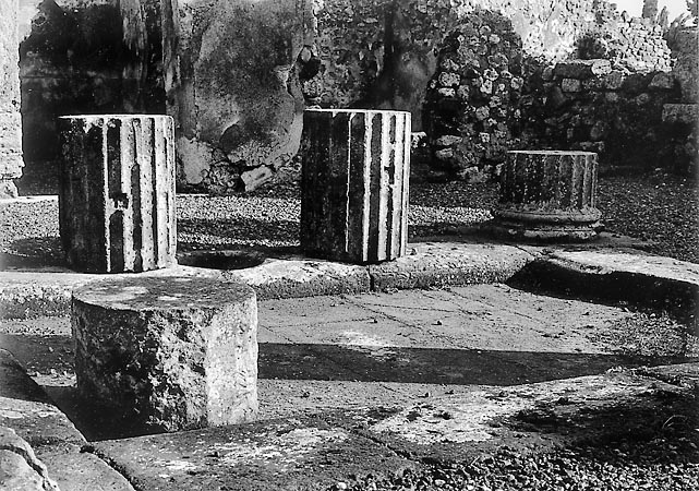 Des colonnes cassées à Pompéi.