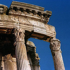 Den indeværende skabelon stammer fra BC, hvor Julia Domna, kone i den kejser Septimius Afbryde, bestilt en indgribende genindførelse