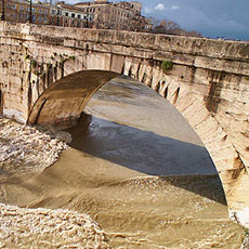 Den form bro över den Tiber Flod i Rom