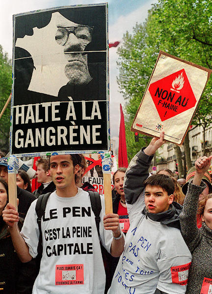 Teenagers protesting against the National Front in place de la Bastille with a sign reading «Halte à la gangrène».