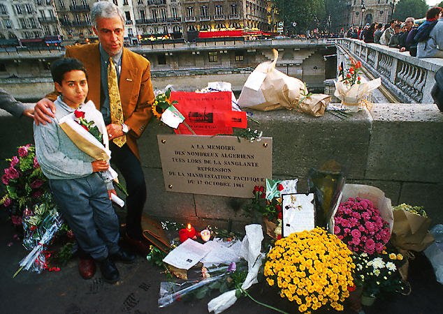 La plaque sur le pont Marie à la mémoire des algériens tués en 1961 à Paris.