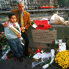 La plaque sur le pont Marie à la mémoire des algériens tués en 1961 à Paris.