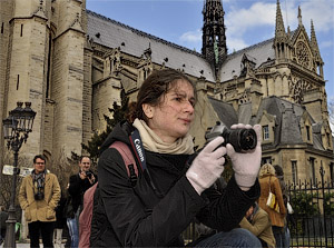 Une participante stage photo en train de photographier des gens à roller sur l’île de la Cité.