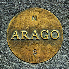 An Arago plaque next to the palais Royal.