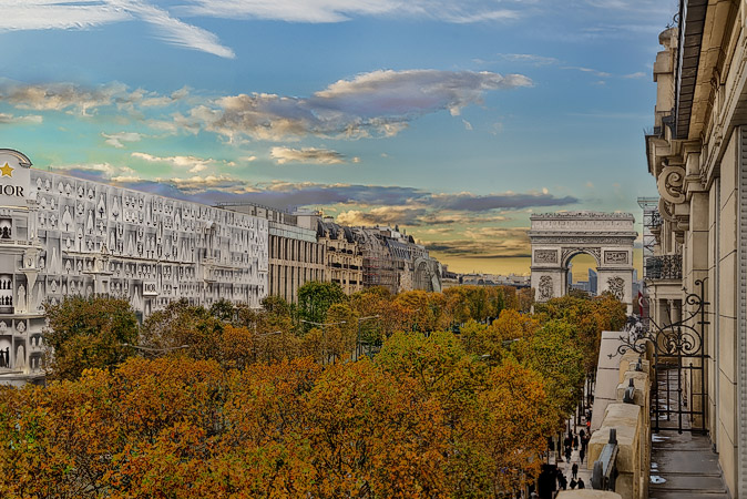 The eastern façade of l’Arc de Triomphe and les Champs-Élysées in the fall.