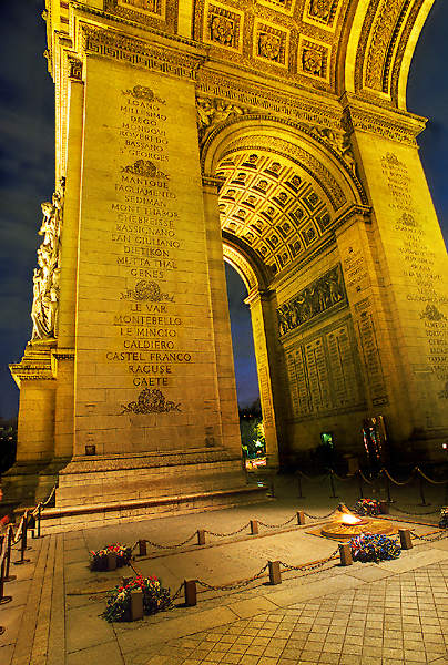 L’Arc de Triomphe and the tomb of the unknown soldier at night.