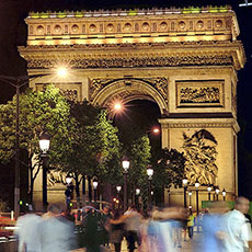 The Champs-Élysées and the eastern side of l’Arc de Triomphe at night.