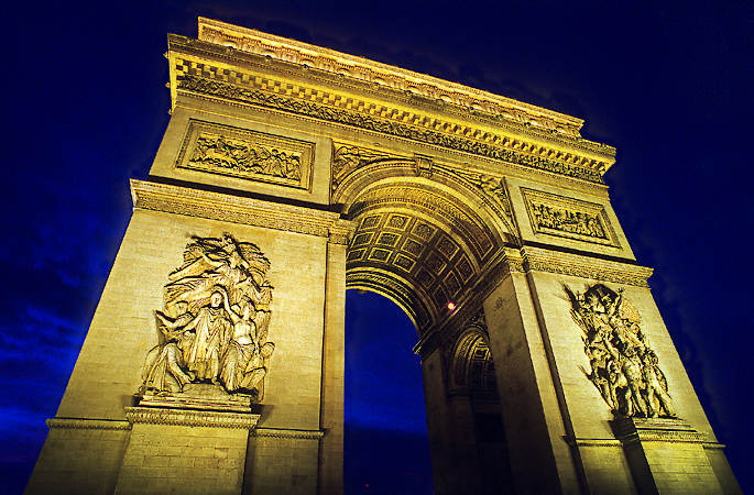 La façade occidentale de l’Arc de Triomphe le soir.
