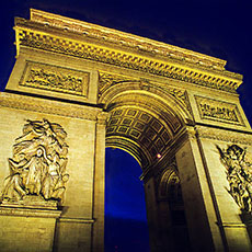 La façade occidentale de l’Arc de Triomphe le soir.