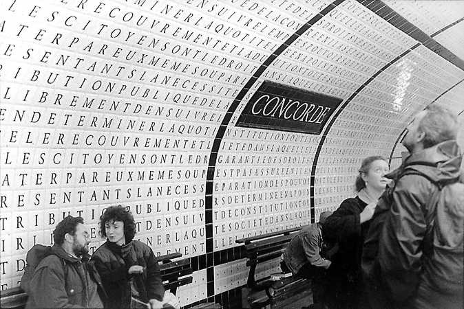 Les Droits de l’Homme et des Citoyens écrit sur les tuiles de la station de métro place de la Concorde.