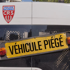 Un panneau «Véhicule Piégé» sur sur l’arrière d’un fourgon de la Police Nationale derrière l’Hôtel de Ville.