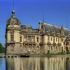 L’«étang des Carpes» devant le château de Chantilly.