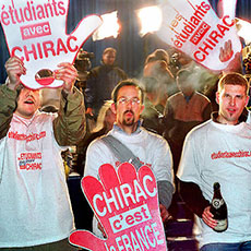 Jeunes supporters de Jacques Chirac fêtent leur victoire le 5 mai 2002.