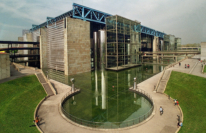 La Cité des Sciences et de l’Industrie dans le parc de la Villette.