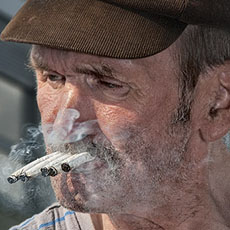 Claude Singeot en train de fumer cinq cigarettes devant le centre Pompidou.