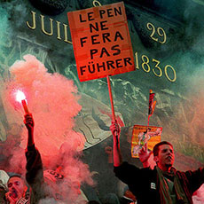 Des jeunes protestant contre le Front National sur la colonne de Juillet.