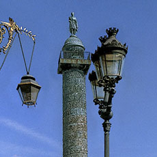 La colonne de Vendôme et des lampadaires dans la place Vendôme.