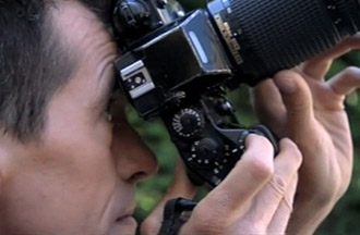 Un photographe en train de prendre une photo avec son Nikon F4.