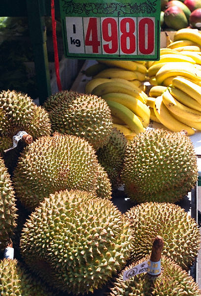 Des fruits durian devant un marché asiatique sur le boulevard de la Villette.
