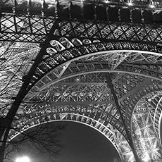 La façade nord-ouest de la tour Eiffel le soir.