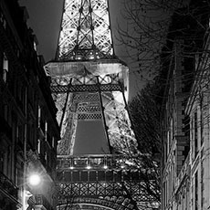 La tour Eiffel vue depuis la rue de l’Université le soir.