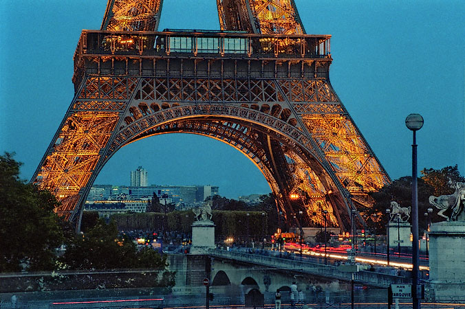 The Eiffel Tower and le pont d’Iéna at night.