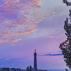 Un coucher de soleil rose et violet derrière la tour Eiffel.