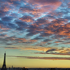 Un coucher de soleil sur la tour Eiffel et l’Arc de Triomphe.