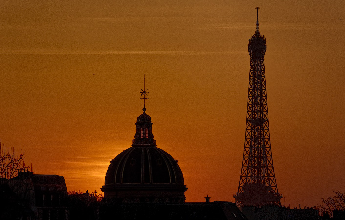 La tour Eiffel et l’Institut de France au coucher du soleil.