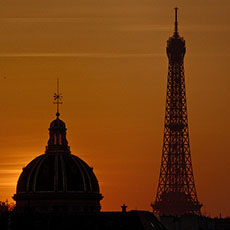 La tour Eiffel et l’Institut de France au coucher du soleil.