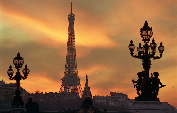 La tour Eiffel et l’église Américaine au coucher de soleil.
